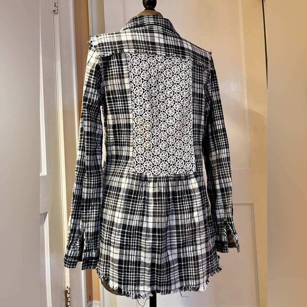 White Crow sz M Black Plaid Flannel Crochet Back Button Up Shirt Buckle